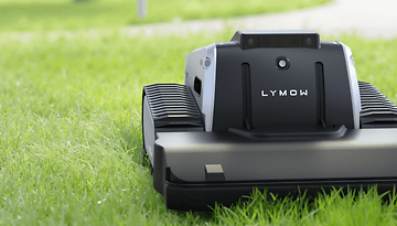 Ein robotischer Rasenmäher namens Lymow One auf grünem Gras.