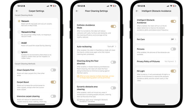 Drei Smartphone-Bildschirme, die Reinigungseinstellungen für einen Staubsaugerroboter anzeigen.
