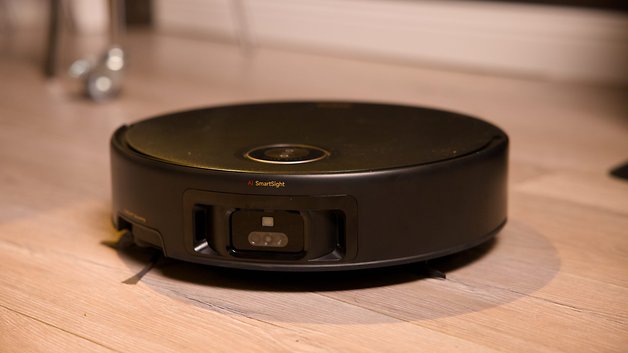 Ein Mova Z60 Ultra Roller Complete Saugroboter steht auf einem Holzboden.