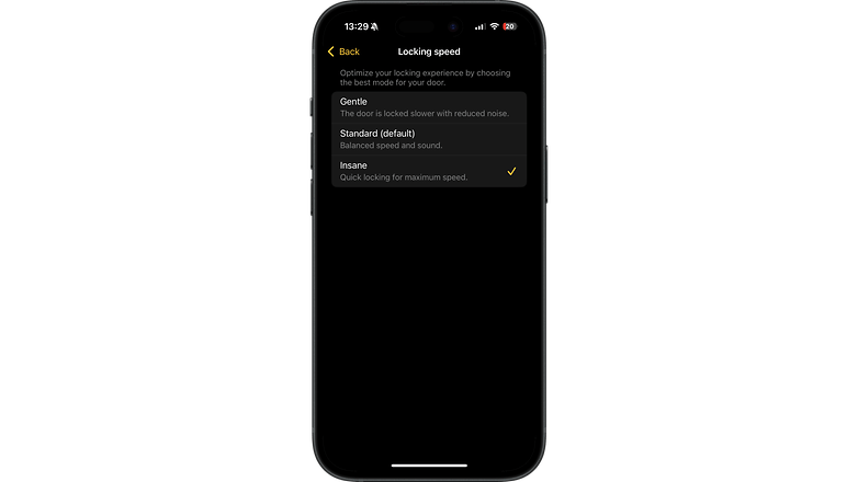 Nuki Smart Lock Pro 5.0-App-Bildschirm mit Optionen für die Verriegelungsgeschwindigkeit: Sanft, Standard und Wahnsinn.