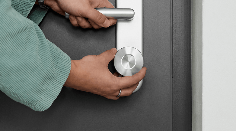 Nuki Smart Lock Ultra wird von einer Person bedient.