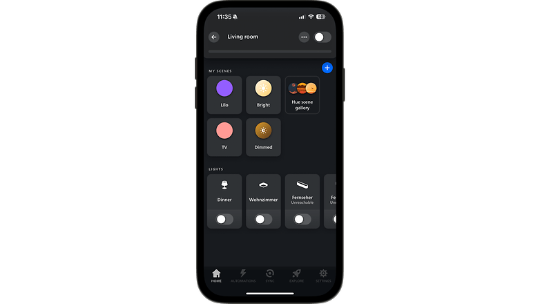 Interface de l'application Philips Hue montrant des scènes de salon et des commandes de lumière. Interface de l'application Philips Hue montrant des scènes de salon et des commandes de lumière.