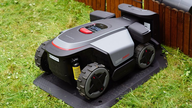 Roborock RockMow Z1 Rasenmäher auf einer grünen Fläche.