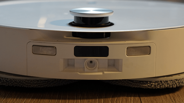 Roborock Qrevo Curv 2 Pro Saugroboter aus der Frontalansicht.