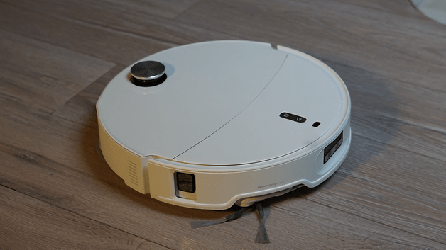 Roborock Qrevo Curv 2 Pro Saugroboter auf einem Holzboden.