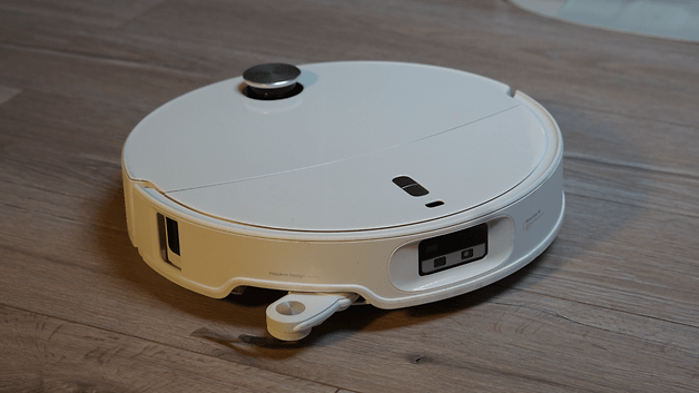 Roborock Qrevo Curv 2 Pro Saugroboter auf Holzfußboden.