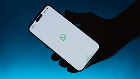 WhatsApp-Logo auf einem Smartphone