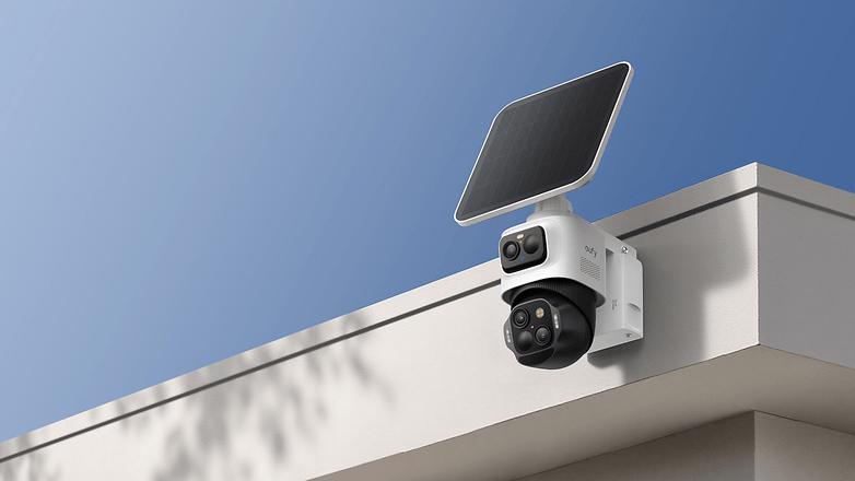 eufyCam S4 Sicherheitskamera, die an einer Wand mit Solarpanel montiert ist. eufyCam S4 Sicherheitskamera, die an einer Wand mit Solarpanel montiert ist.
