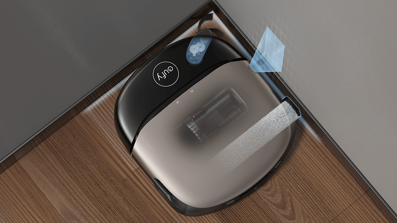 eufy Omni S2 Saugroboter nahe einer Wand, mit sichtbarem Reinigungspinsel. eufy Omni S2 Saugroboter nahe einer Wand, mit sichtbarem Reinigungspinsel.