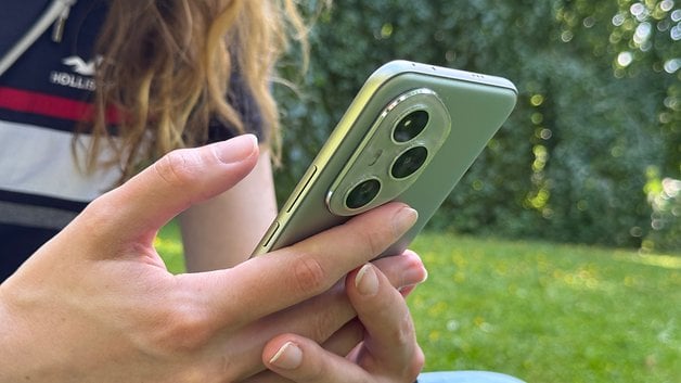 Das Honor 400 Pro liegt gut in der Hand