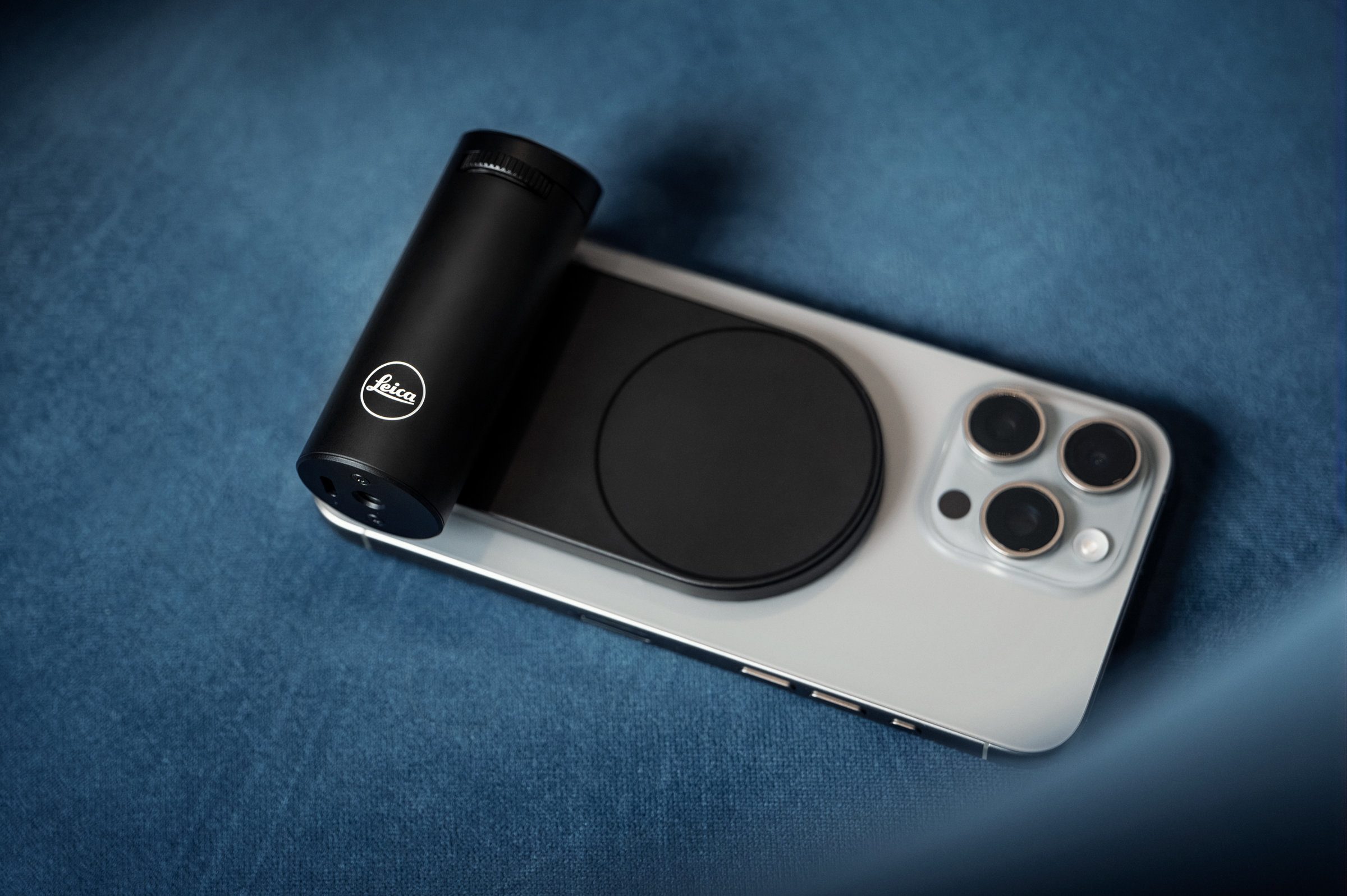 Leica Feeling for Your Smartphone: LUX Grip Revealed