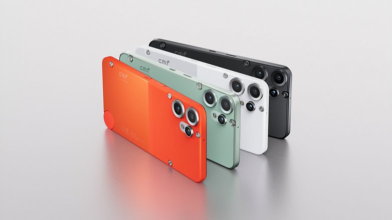 Quatro modelos do Nothing CMF Phone 2 Pro em laranja, verde, branco e preto, exibidos sobre uma superfície clara. Quatro modelos do Nothing CMF Phone 2 Pro em laranja, verde, branco e preto, exibidos sobre uma superfície clara.