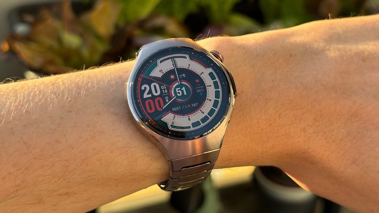Um Huawei Watch 5 em um pulso mostrando várias métricas e a hora. Um Huawei Watch 5 em um pulso mostrando várias métricas e a hora.