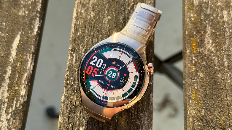 Huawei Watch 5 em uma superfície de madeira, com um mostrador digital colorido mostrando a hora e métricas de saúde. Huawei Watch 5 em uma superfície de madeira, com um mostrador digital colorido mostrando a hora e métricas de saúde.