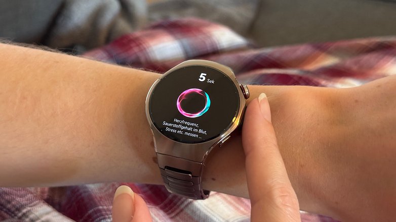 Uma mão usando um Huawei Watch 5 mostrando uma tela de frequência cardíaca e medição de oxigênio no sangue. Uma mão usando um Huawei Watch 5 mostrando uma tela de frequência cardíaca e medição de oxigênio no sangue.