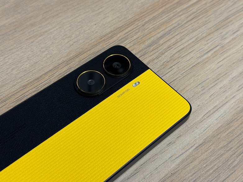 Smartphone Poco X7 Pro avec un design noir et jaune, équipé de deux caméras arrière.