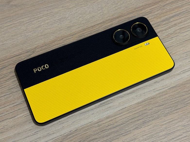 Vue arrière d'un smartphone Poco X7 Pro avec un design noir et jaune.