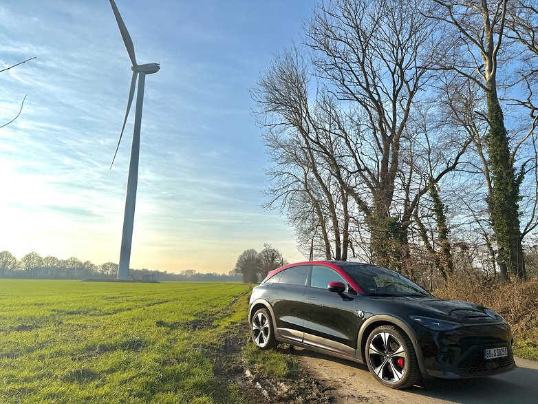 Smart #3 Brabus vor einem Windrad im Münsterland.