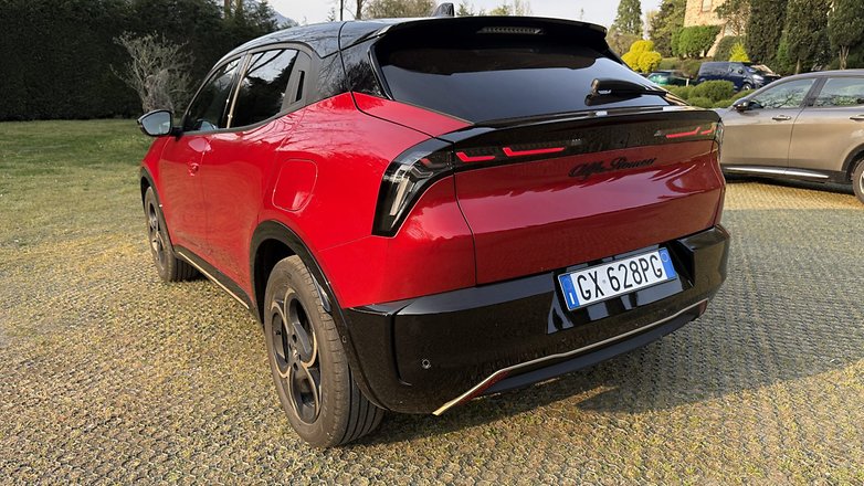 Heckansicht des Alfa Romeo Junior Elektro Intensa. Heckansicht des Alfa Romeo Junior Elektro Intensa.