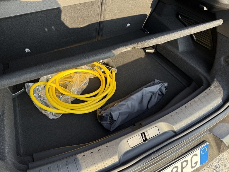 Zusätzlicher Stauraum im Kofferraum-Unterboden des Alfa Romeo Junior Elektro Intensa. Zusätzlicher Stauraum im Kofferraum-Unterboden des Alfa Romeo Junior Elektro Intensa.