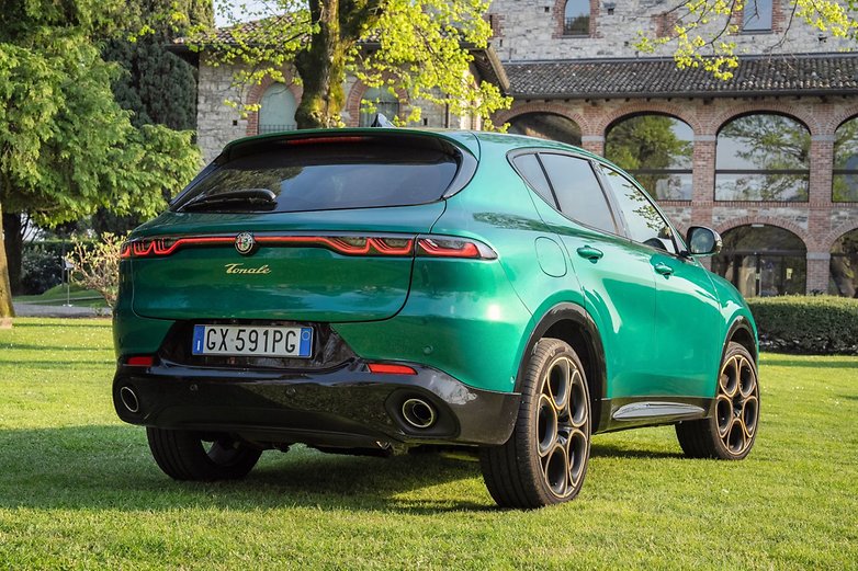 Alfa Romeo Tonale Intensa Plug-in-Hybrid in der Heckansicht. Alfa Romeo Tonale Intensa Plug-in-Hybrid in der Heckansicht.