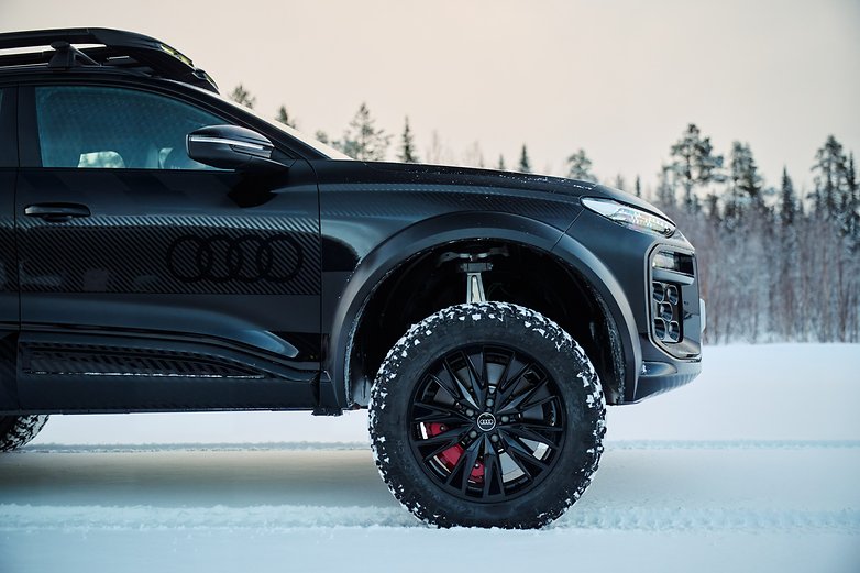 Audi Q6 e-tron offroad concept in der Seitenansicht.