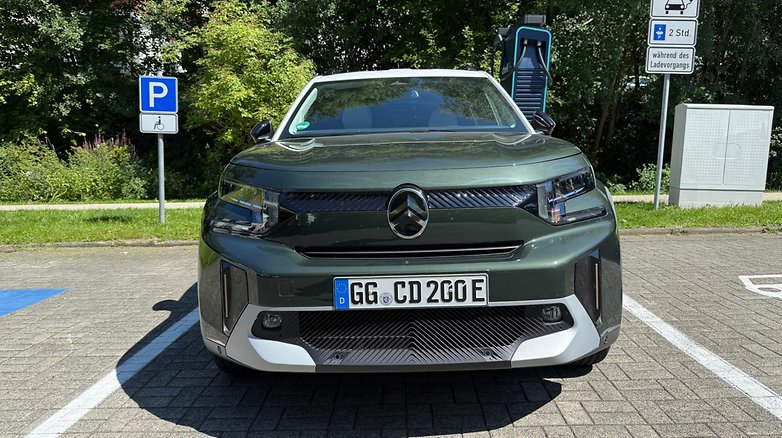 Citroën e-C3 Aircross an einer Schnellladesäule geparkt.