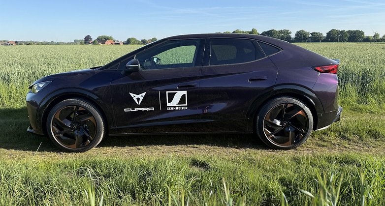 Cupra Tavascan VZ in der Seitenansicht.