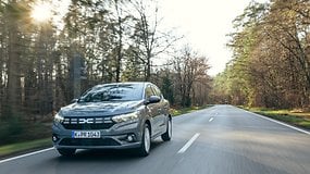 Dacia Sandero (2024) auf der Straße im Sonnenlicht.