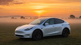 Tesla Model Y im Sonnenaufgang in der Seitenansicht.