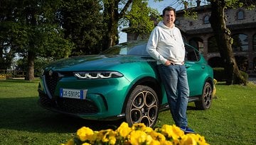 Hayo Lücke von nextpit neben dem Alfa Romeo Tonale