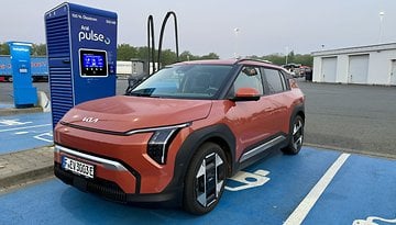 Kia EV3 an einer Ladesäule von Aral Pulse