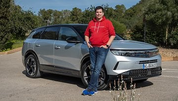 Hayo Lücke, Redakteur von Nextpit, vor dem Opel Grandland PHEV.