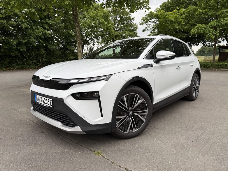Skoda Enyaq in der seitlichen Frontansicht.