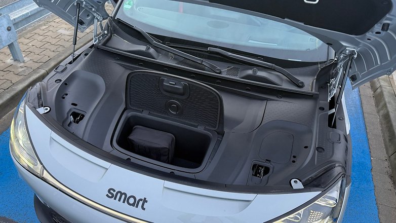 Capot ouvert d'une Smart #1 Brabus montrant le compartiment moteur.