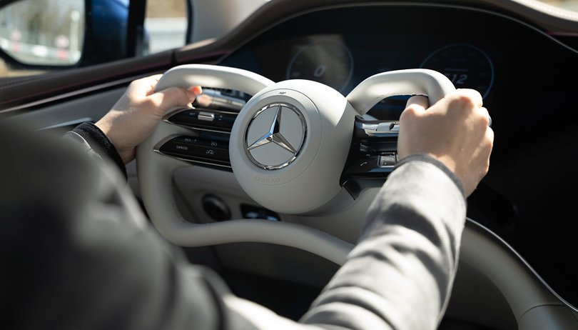 Lenkung der Zukunft: Mercedes führt Steer-by-Wire ein steer by wire in einem mercedes mit fahrer am lenkrad