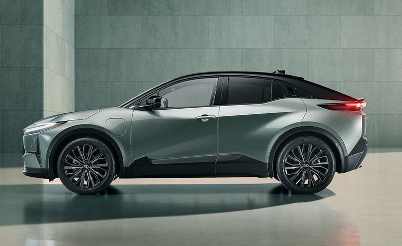 Une vue de côté d'une Toyota C-HR+, montrant son design élégant et ses caractéristiques modernes.