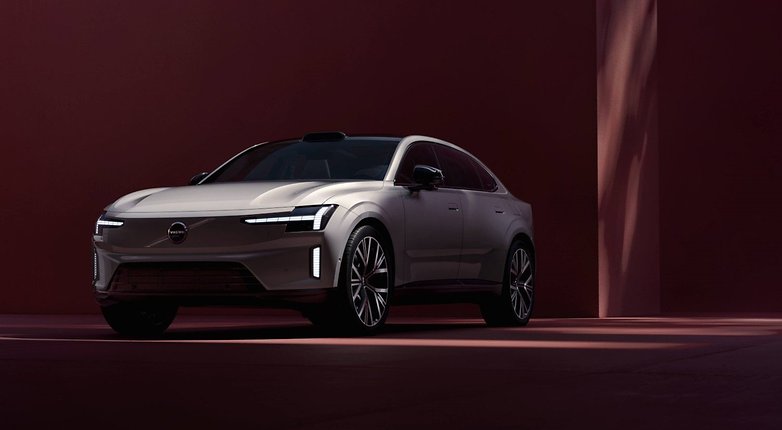 Une berline Volvo ES90 au design moderne, mise en avant sur un fond sombre.