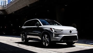 Volvo EX90 in der Frontansicht.