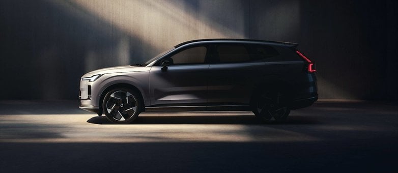 Volvo XC70 (2025) from the side Volvo XC70 (2025) from the side