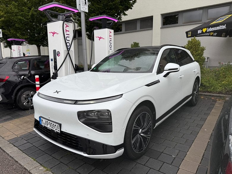 Xpeng G9 (2025) an einer Ladesäule.