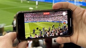 Ein Smartphone im Fußballstadion