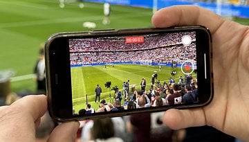 Ein Smartphone im Fußballstadion