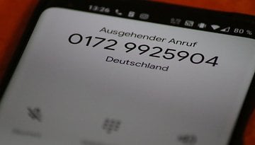 Eine Telefonnummer auf einem Handydisplay