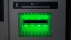 Alle Geldautomaten werden abmontiert: Beliebte Bank mit drastischem Schritt