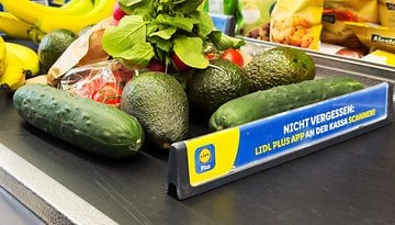 Bei Lidl, Aldi und Co: Das sollte man an der Kasse im Supermarkt lieber nicht tun