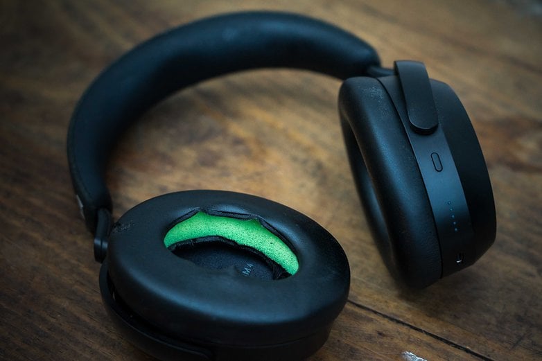 Sennheiser Momentum 4 with defective ear cushion Sennheiser Momentum 4 with defective ear cushion