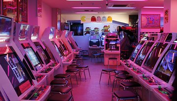 A picture of an old arcade.