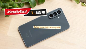 Samsung Galaxy A56 Smartphone auf einer Holzoberfläche mit Logo von MediaMarkt