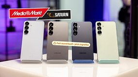 Vier Samsung Galaxy S25 Smartphones auf einem Ständer mit den Logos von Media Markt und Saturn.